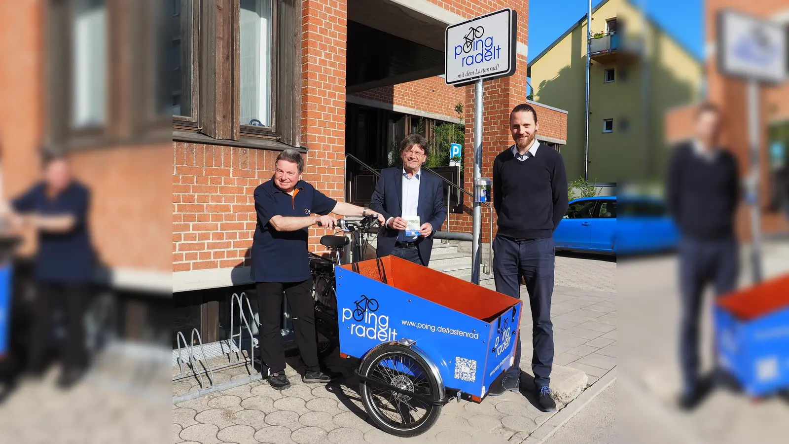 Von links: Herbert Rauch vom ADFC, Poings Erster Bürgermeister Albert Hingerl und Michael Wenzl vom Umweltamt der Gemeinde stellten das E-Lastenrad vor. Der Standort des Rads ist vor der Rathausstraße 4, gegenüber des Poinger Rathauses. (Foto: Gemeinde Poing)