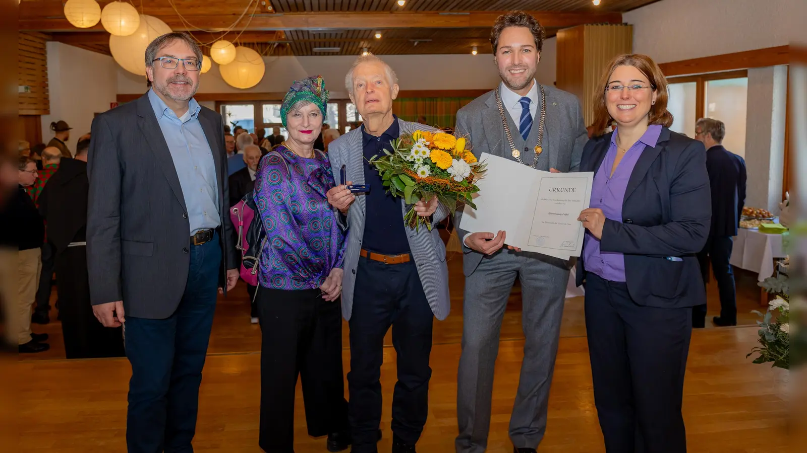 Von links: Ulrich Leiner (2. Bürgermeister), Marianne Feifel, Georg Feifel, Bürgermeister Andreas Bukowski und Katharina Dworzak (Dritte Bürgermeisterin). (Foto: Gemeinde Haar)