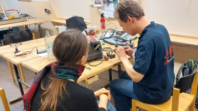 Beim Repair Café tüfteln und schrauben Ehrenamtliche mit den Gästen an defekten Objekten. (Foto: HEi Repair Café)