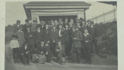 Eine Gruppe zum Krieg eingezogener Männer wartet am Starnberger Bahnhof auf die Weiterreise. (Foto: Stadtarchiv Starnberg)