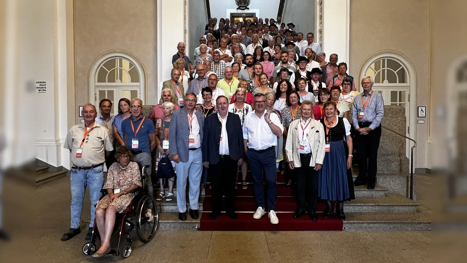 MdlL Josef Schmid (vorne) empfing die Besucher im Landtag und tauschte sich intensiv mit ihnen aus. (Foto: CSU)