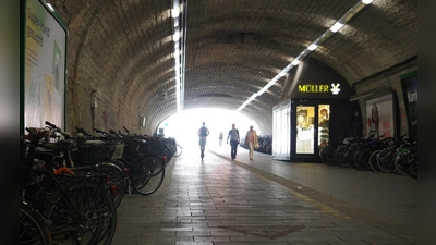 Schöner und auch nachhaltiger gestaltet werden soll die neue Umweltverbundröhre im Unterschied zur jetzigen „alten“ Röhre – das zumindest wünschen sich die Grünen im Bezirksausschuss Laim. (Foto: kö)