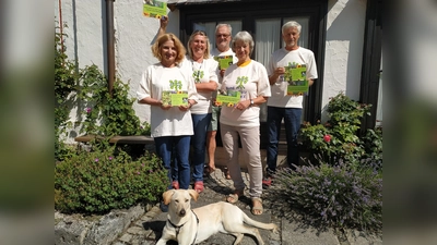 Kreisvorsitzende Regina Wegemann (2.von links) freut sich auf viele Gartler, die in der Geschäftsstelle ihre Schilder abholen kommen.  (Foto: Stefan Dohl)