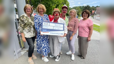 Spendenübergabe der katholischen Frauengemeinschaft St. Wolfgang an die Klinikclowns. v. l. Anneliese Vaas, Doris Senezuk, „Dr. Rosa Socke” und „Pipo”, Traudi Seidl und Eva Mittermaier. (Foto:  E. Abstiens)