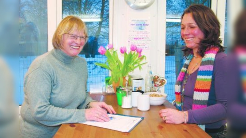 Die Kinderbeauftragte des BA Laim, Lisbeth Haas (links) und BA-Mitglied Stefanie Junggunst hatten Zeit, sich die Nöte und  Wünscher junger Leute anzuhören. (Foto: tg)