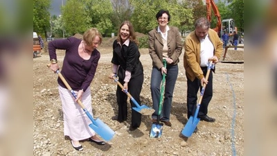 Durchgeführt wurde der Spatenstich gemeinsam von (v.l.) der Landtagsabgeordneten a.D. Anne Hirschmann, die sich in ihrer Zeit als Stadträtin vehement für das Spielhaus eingesetzt hatte, von Spielhausleiterin Jessica Schewe, Bürgermeisterin Christine Strobl und Josef Assal, Stadtrat und Bezirksausschussvorsitzender. (Foto: Eva Schraft)