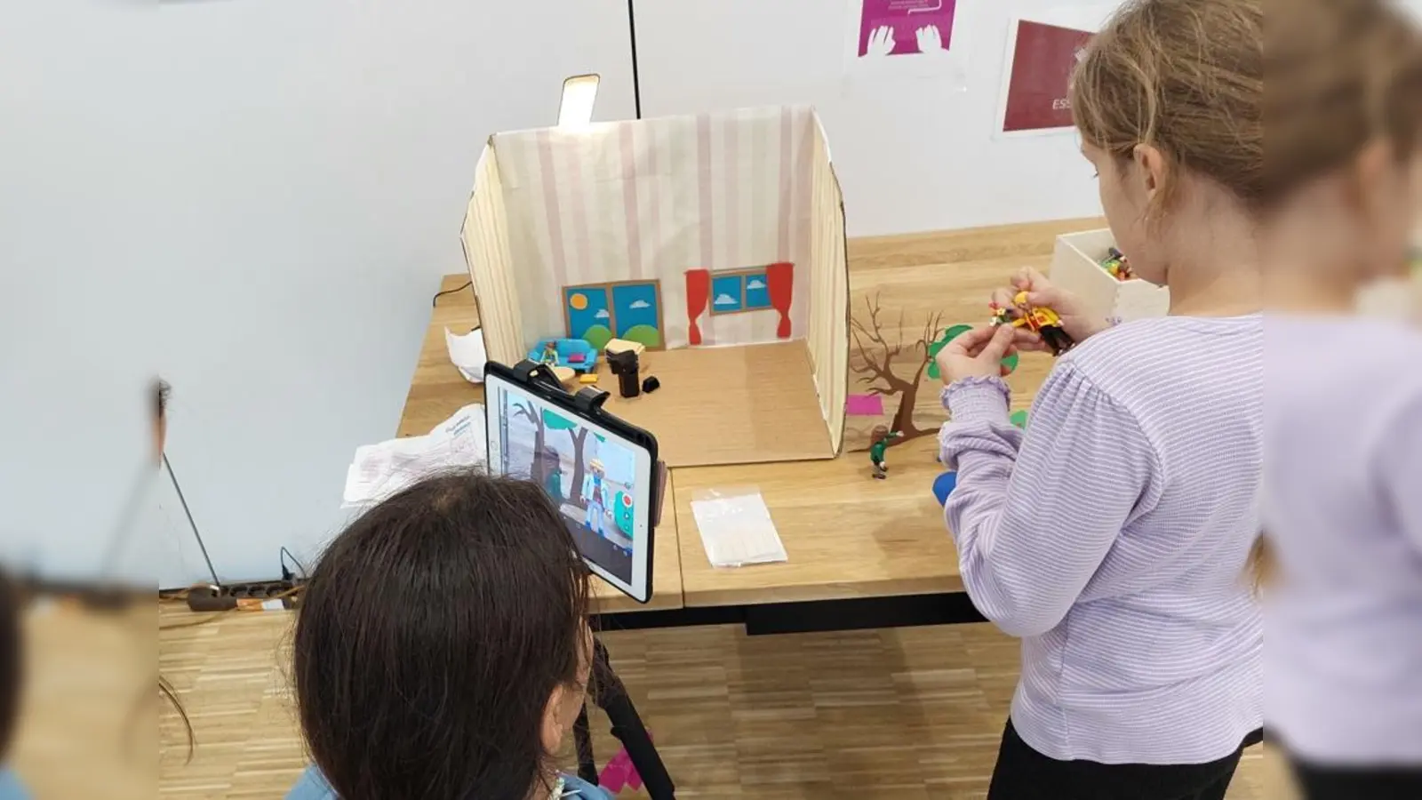 Bei Stop Motion platzieren die Mädchen Figuren auf einer Bühne, fotografieren jede Szene und setzen diese zu einem Kurzfilm zusammen. (Foto: KJR)