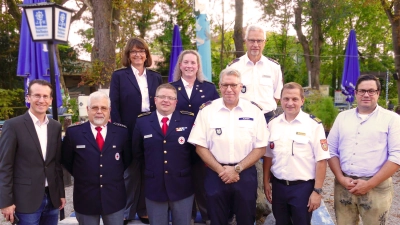 Zehn Jahre Kriseninterventionsteam (v.l. vorne): Landrat Stefan Frey, Dirk Gransow, Marc Jenke (Gründer und ehemaliger Leiter KIT, Landesfachdienstleiter PSNV), Michael Kuffer (Kreisvorsitzender BRK Starnberg), Kreisbrandrat Helmut Schweickart, Florian Biasi (Kreisbereitschaftsleiter BRK Starnberg) sowie (v.l. hinten) Heidi Holy (stv. Fachdienstleiterin PSNV BRK Starnberg), Nicole Scheibenpflug (Fachdienstleiterin PSNV BRK Starnberg) und Klaus Marhold (stv. Kreisvorsitzender BRK Starnberg). (Foto: BRK)