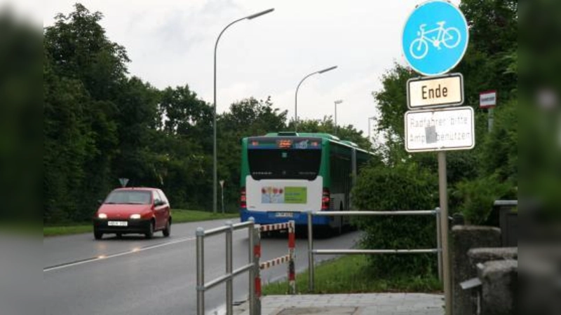 Die Gemeinde Planegg will mit dem Mobilitätsmanagement die Bürger animieren, das Auto öfter stehen zu lassen. Optimierte Busverbindungen und ein ausgebautes und gesichertes Radwegnetz im gesamten Gemeindegebiet müssen dabei eine zentrale Rolle spielen. Auf dem Bild das vieldiskutierte Ende der Radwege am Ortsausgang zu Neuried. (Foto: US)