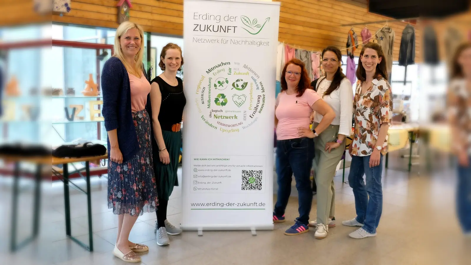 Das Team von „Erding der Zukunft“ freut sich über die große Resonanz der Kleidertauschparty: Rund 450 Besucherinnen und Besucher wurden gezählt. (Foto: Erding der Zukunft)