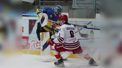 Stürmer Marc Bosecker - hier im „Zweikampf” mit dem gegnerischen Torhüter. (Foto: smg)