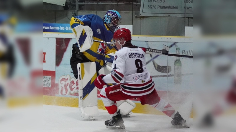 Stürmer Marc Bosecker - hier im „Zweikampf” mit dem gegnerischen Torhüter. (Foto: smg)