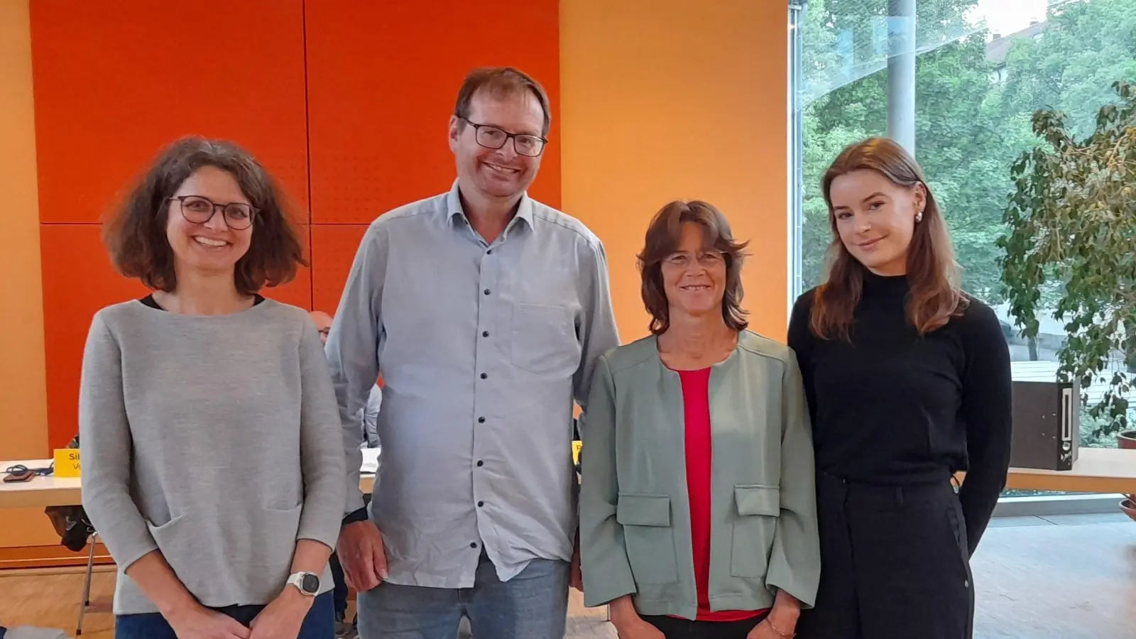 Sibylle Stöhr (zweite von rechts im Bild), Vorsitzende des BA8, verabschiedete jüngst Daniel Günthör und begrüßte neu Ulrike Grillo (links) und Emilia Ott im Gremium. (Foto: kö)