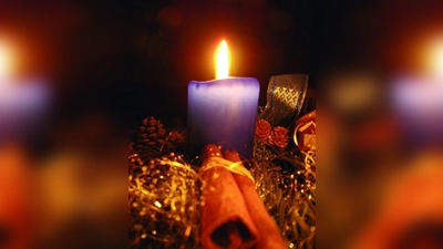 Vorsicht in der Weihnachtszeit: Einmal nicht aufgepasst, und schon entflammt nicht nur die Kerze, sondern das ganze Gesteck. (Foto: Bredehorn.J/pixelio.de)