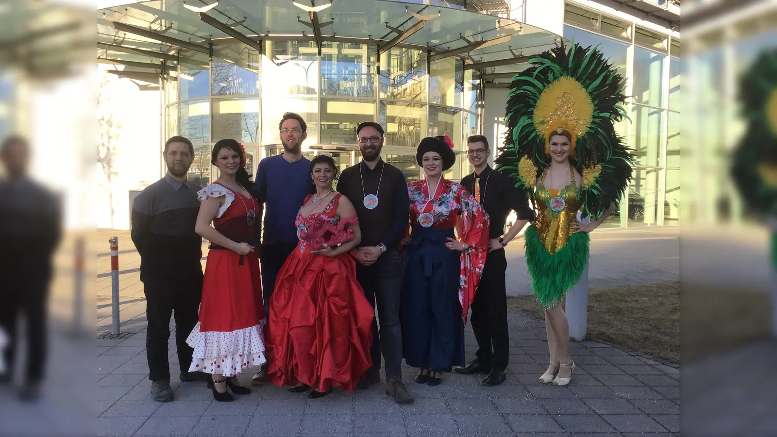 Die Prinzessin (4.v.l.) besuchte die Redaktion der Münchner Wochenanzeiger zwar ohne Prinzen, dafür aber mit ihren internationalen Tänzerinnen. (Foto: Daniel Mielcarek)