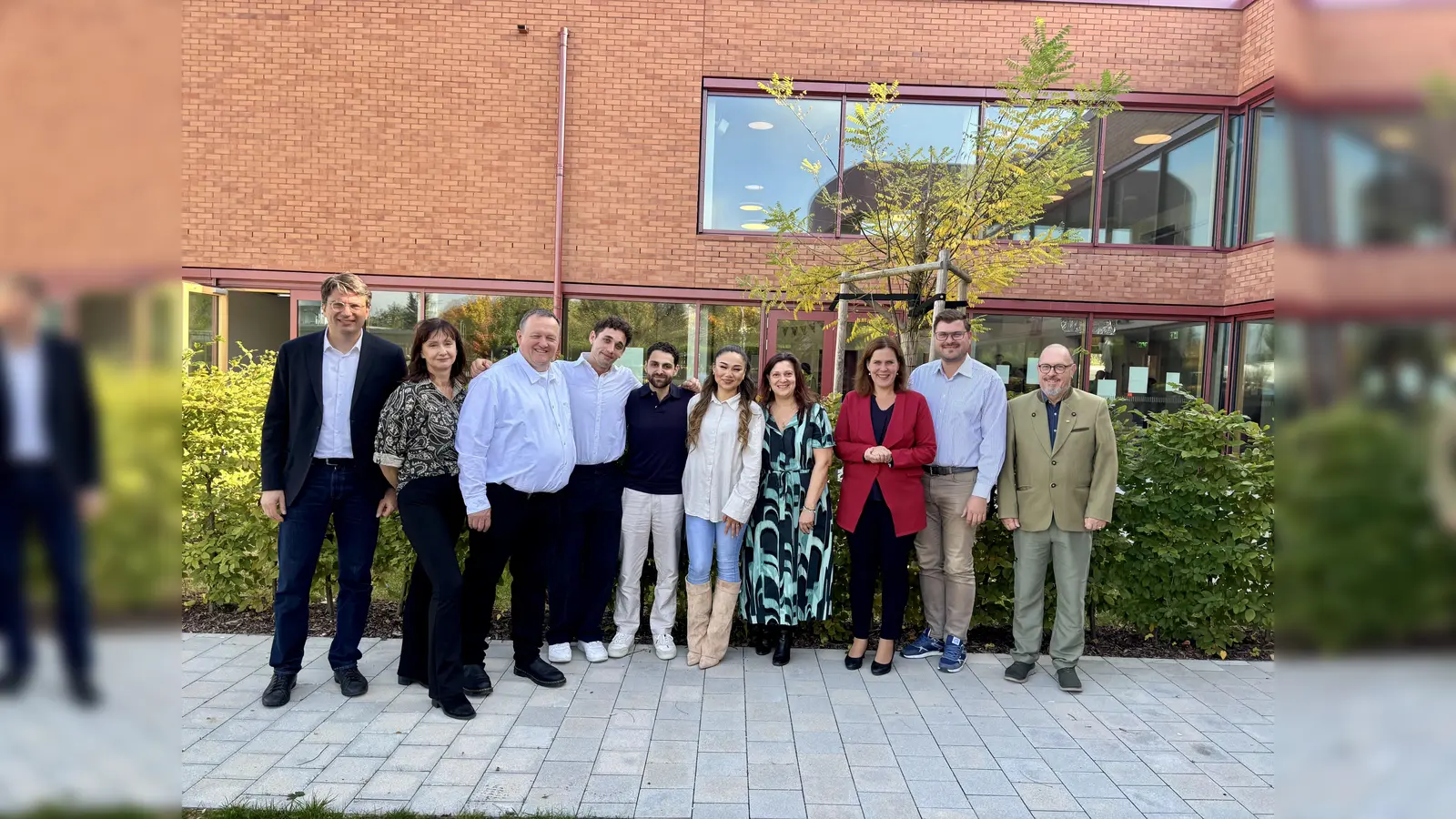 Bei der Eröffnung dabei waren Florian von Brunn, Jutta Hindelang, das Fredl-Team mit Botho Reithmeier, Jacob Orthofer, Armin Saidi, Zeinab Akbare und Beate Erbar, Bürgermeisterin Verena Dietl sowie Sebastian Kriesel und Mannfred Spannagel vom Bezirksausschuss. (Foto: Ulrike Seiffert)