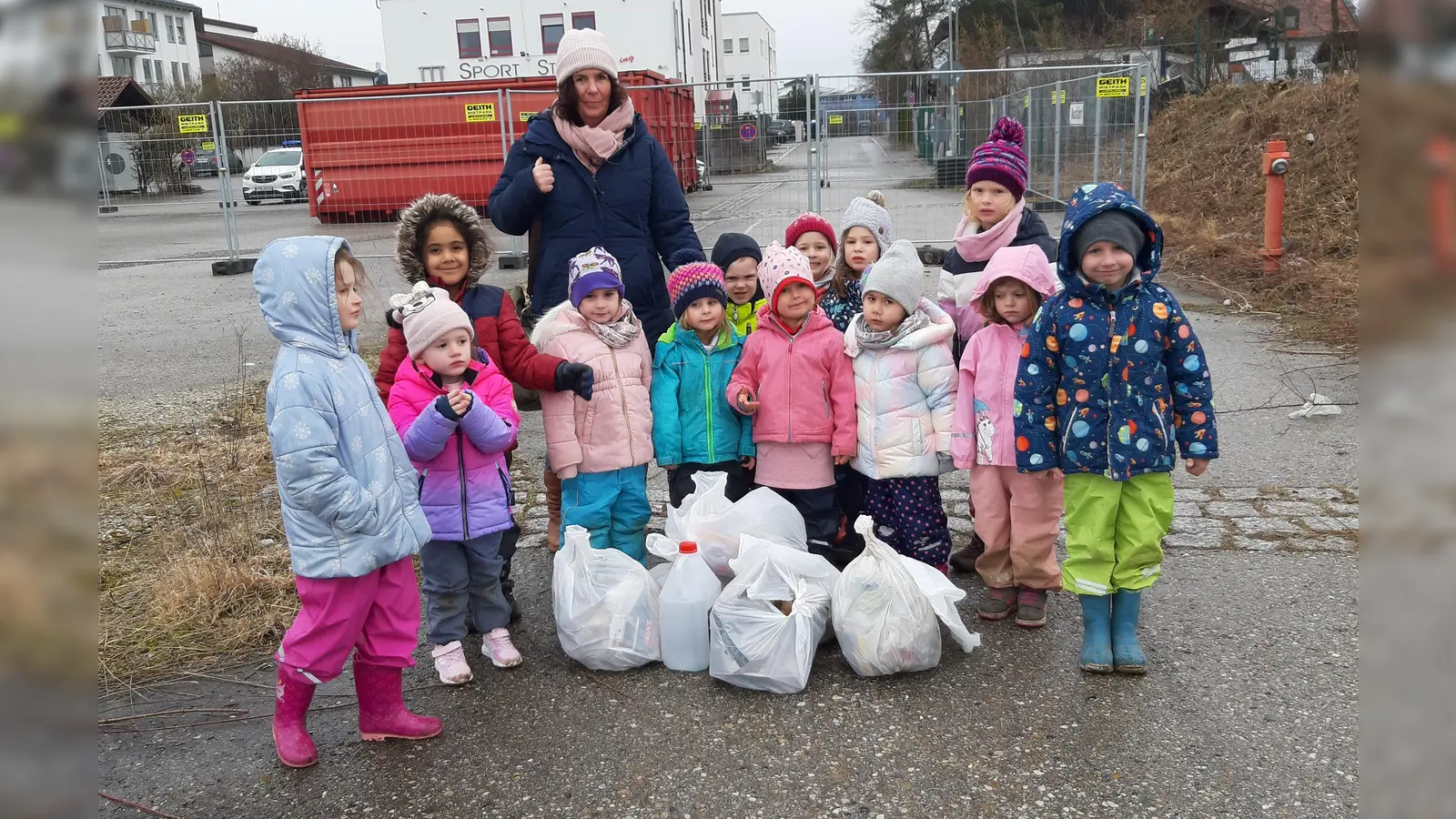 Für den Umweltschutz: Die Löwenzahn-Kinder haben beim Ramadama der Gemeinde Gilching fleißig Müll gesammelt. (Foto: Stefanie Quadflieg)