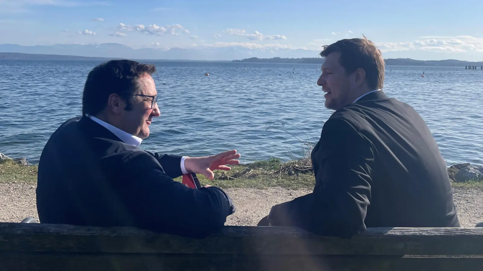 Tauschten sich über die Möglichkeiten der Seethermie aus: Staatssekretär Tobias Gotthardt (links) und Tutzings erster Bürgermeister Ludwig Horn. (Foto: Gemeinde Tutzing)