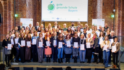 Zahlreiche Vertreterinnen und Vertreter der Schulen nahmen die Urkunden entgegen - hier das Gruppenfoto für Oberbayern. (Foto: Matthias Balk/Bayerisches Staatsministerium für Unterricht und Kultus)