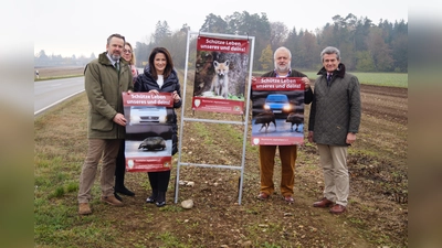 Thomas Schreder, Mechtild Maurer, Staatsministerin Michaela Kaniber, Andreas Ruepp und Axel Kuttner (von links) stellten vor kurzem die neuen Warnschilder zur Vermeidung von Wildunfällen vor. (Foto: BJV)
