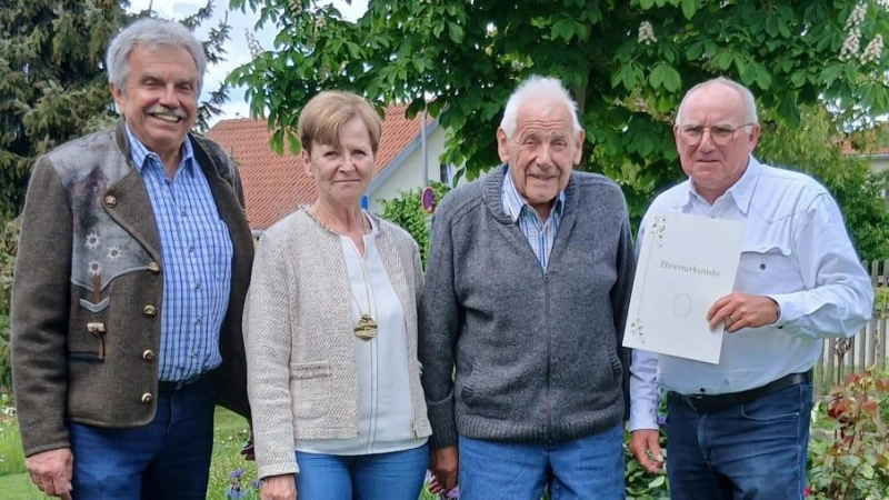 Simon Gschwandtner (2.v.r.) gehört dem OGV Gilching seit 75 Jahren an. Dazu gratulierten (v.l.) Manfred Reigl, Annemarie Reiser und Roland Winkler. (Foto: Roland Winkler)