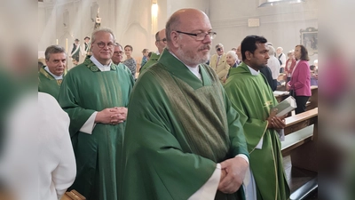 Pfarrer Marek Baginski (links) beim Auszug aus der Kirche. (Foto: Hermann Vogel)