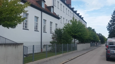 Vor der Grundschule an der Forellenstraße soll ab Januar 2026 eine „Schulstraße” mit morgens beschränkter Zufahrt eingerichtet werden. (Foto: bas)