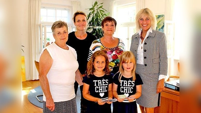Hanni Heindl, Alice Martin, Christine Rötzer und  Bürgermeisterin Gabriele Müller, vorne von links: Kim und Ella. 	 (Foto: Gemeinde Haar)