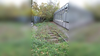 Der alte Gleisstrang am der U-Bahnstation Machtlfinger Straße böte Platz für einen Fuß- und Radweg abseits des Autoverkehrs. (Foto: gcdw)