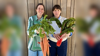 Andrea Braun und Ute Cox vom Kulturamt freuen sich auf viele spannende Aktionen auf dem Biomarkt im Umweltgarten. (Foto: Simon Kuliniski)