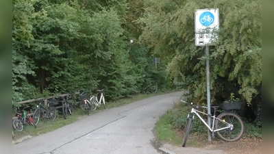 Die zur Fahrradstraße ausgewiesene Behringstraße von der Nigglstraße aus gesehen. Anlieger dürfen mit Kraftfahrzeugen rein. (Foto: tab)