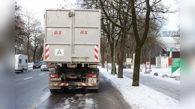 In der Graubündener Straße hin und wieder zu sehen: Parkende Lkw stehen mangels Platz auch auf dem Radweg. Im Winter wird es besonders schwierig. (Foto: job)