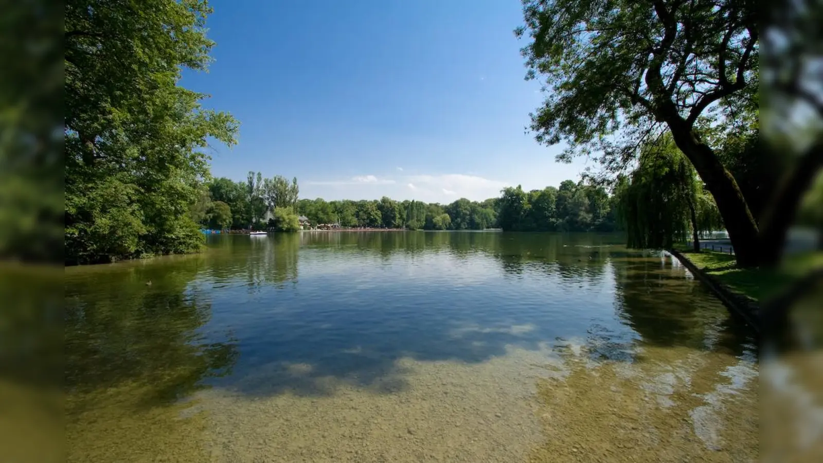 Der Kleinhesseloher See wird bald wieder im gewohnten Bild erscheinen. (Foto: Oliver Raupach, CC BY-SA 2.5)