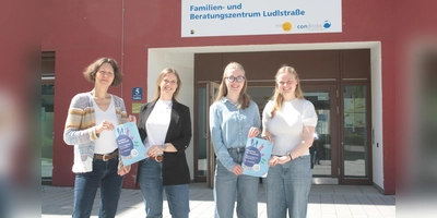 Sozialpädagogin Barbara Lipp, Leiterin Julia Sicheneder und die Praktikantinnen Carolin Tammena und Helena Kramolowsky (von links) sind bei der Woche der Familienzentren dabei. (Foto: job)