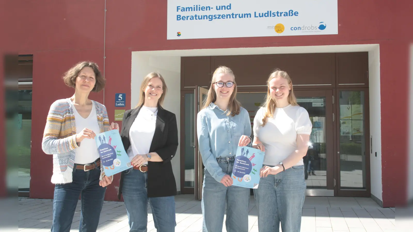 Sozialpädagogin Barbara Lipp, Leiterin Julia Sicheneder und die Praktikantinnen Carolin Tammena und Helena Kramolowsky (von links) sind bei der Woche der Familienzentren dabei. (Foto: job)