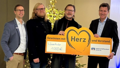 Carl-Gunther Rauch und Dr. Frank Menauer (Mitte) nehmen von Klaus Berger (rechts) und Florian Rohrmüller (links) die Spende entgegen.  (Foto: VR Bank Dachau)