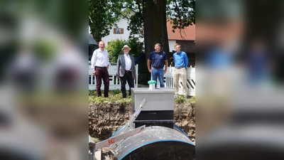 Die Sicherheit der Trinkwasserversorgung wird mit dem neuen Übergabeschacht für die Notversorgung zwischen Weilheim und Wielenbach erhöht: Harald Mansi, Peter Müller, Franz Seiler und Stefan Hartmann (von links). (Foto: Stadtwerke Weilheim)