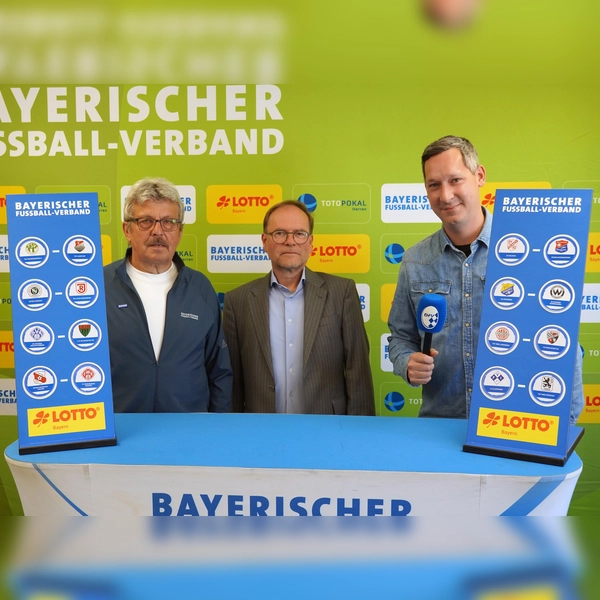 Von links: Verbands-Spielleiter Josef Janker, Joachim Buchwieser (Vize-Präsident LOTTO Bayern) und Moderator Sebastian Dirschl bei der Achtelfinal-Auslosung. (Foto: Moritz Schmidt/BFV)