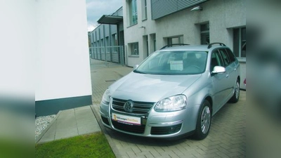 So sieht das mittlerweile sicher gestellte Fluchtfahrzeug aus: ein VW Golf Variant (neuestes Modell), mit den gestohlenen amtlichen Kennzeichen AP – FY 43. (Foto: Polizei)