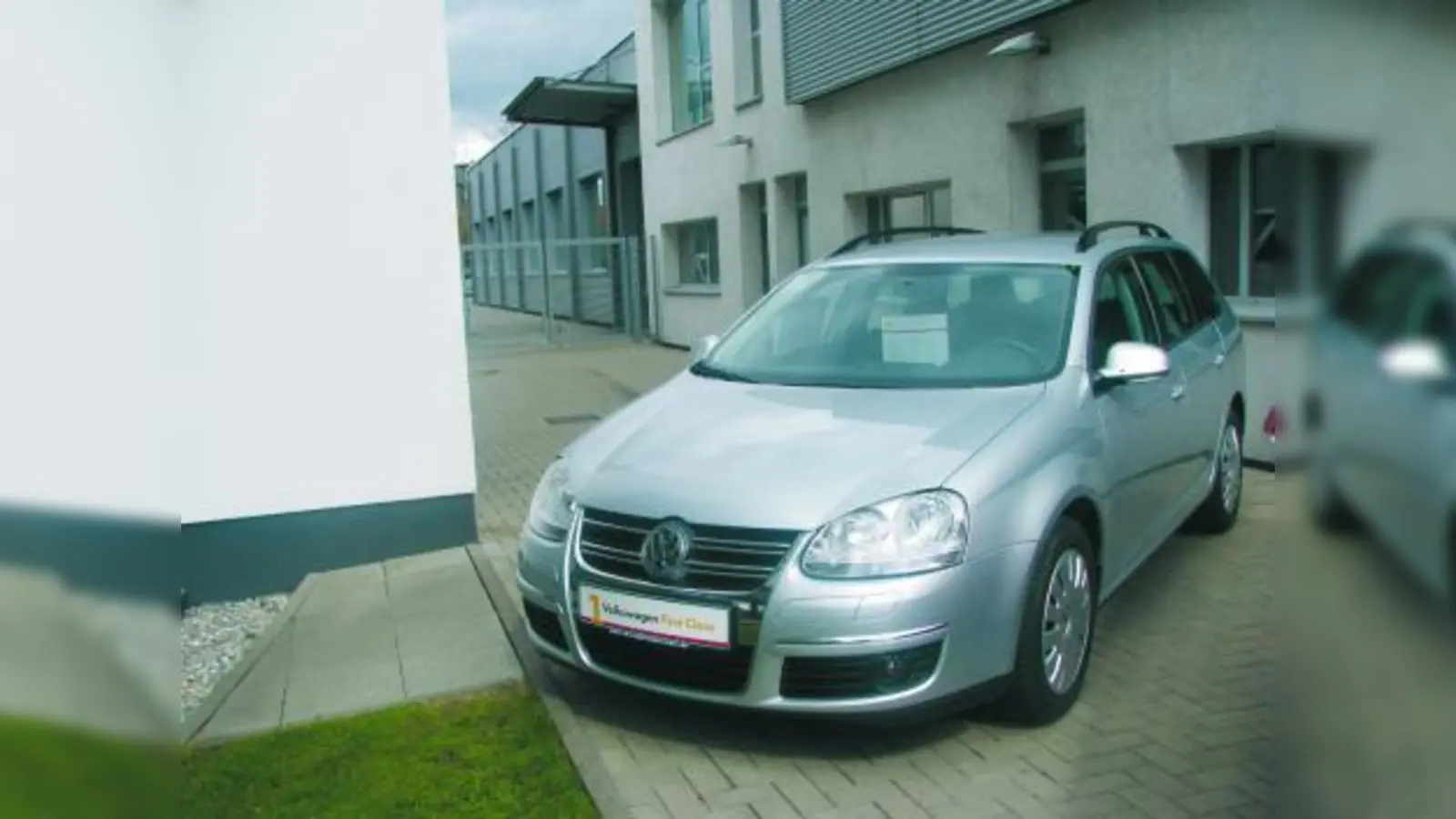So sieht das mittlerweile sicher gestellte Fluchtfahrzeug aus: ein VW Golf Variant (neuestes Modell), mit den gestohlenen amtlichen Kennzeichen AP – FY 43. (Foto: Polizei)