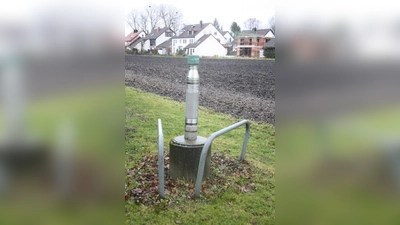 Vergangene Woche suchten wir die Grundwassermessstelle Rothschwaige in Karlsfeld. Seit 2001 wird hier der Stand des Grundwassers dokumentiert. In dieser Zeit schwankte der Pegel innerhalb einer Spanne von 1,30 m. In Bayern gibt es etwa 2.000 solcher staatlicher Messstellen. An ihnen werden jährlich über 2 Mio. Daten erhoben und archiviert. Zusätzlich gibt es im Freistaat über 12.000 Grundwassermessstellen Dritter. (Foto: job)