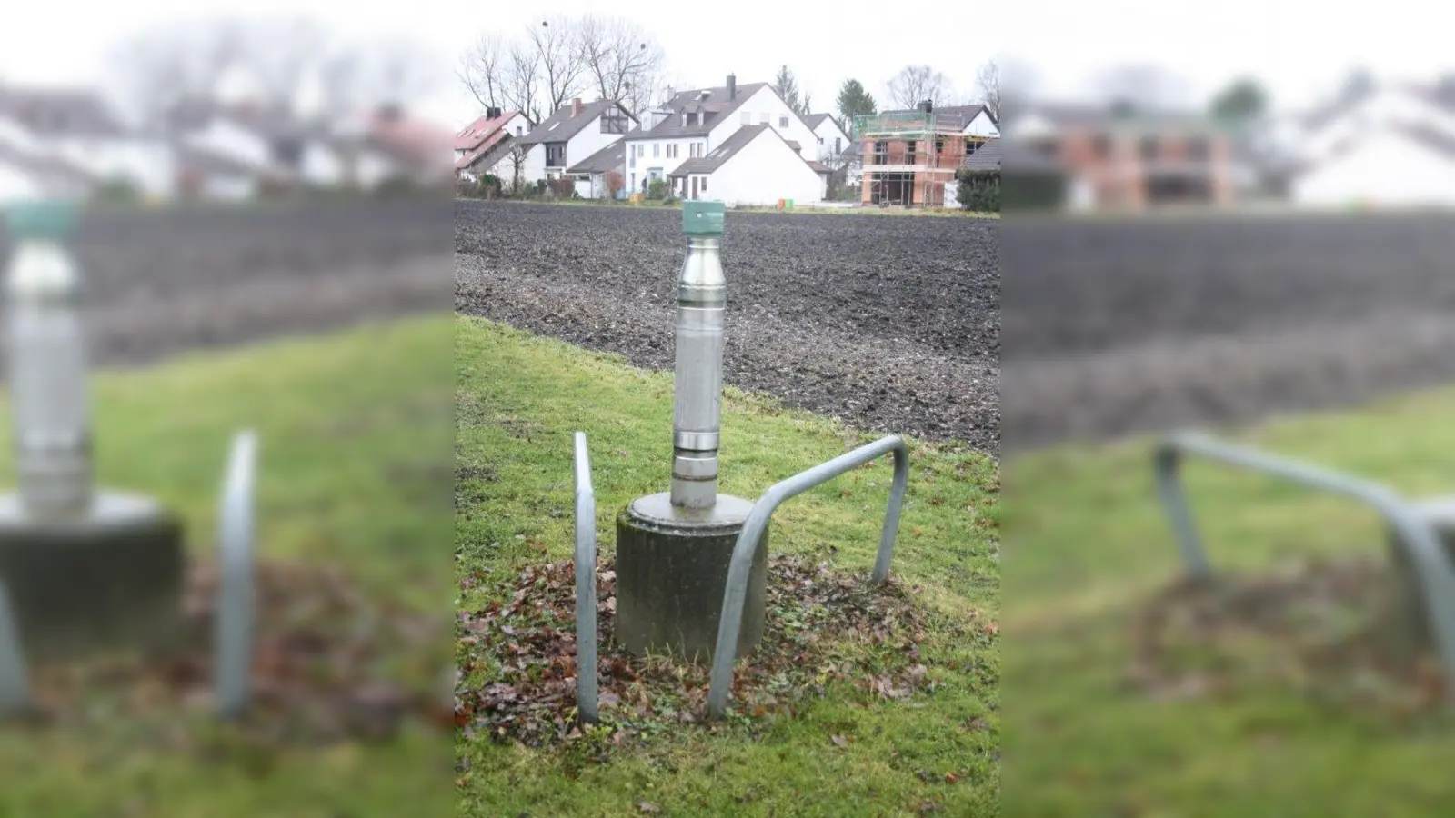 Vergangene Woche suchten wir die Grundwassermessstelle Rothschwaige in Karlsfeld. Seit 2001 wird hier der Stand des Grundwassers dokumentiert. In dieser Zeit schwankte der Pegel innerhalb einer Spanne von 1,30 m. In Bayern gibt es etwa 2.000 solcher staatlicher Messstellen. An ihnen werden jährlich über 2 Mio. Daten erhoben und archiviert. Zusätzlich gibt es im Freistaat über 12.000 Grundwassermessstellen Dritter. (Foto: job)