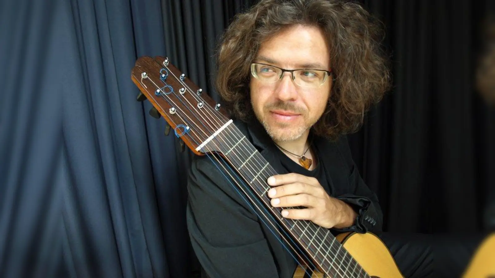 Alexander Stöhr zeigt bei seinem Konzert im Kulturhaus in Raisting die vielfältigen Seiten der Gitarre. (Foto: Stöhr/Saitenpoet)