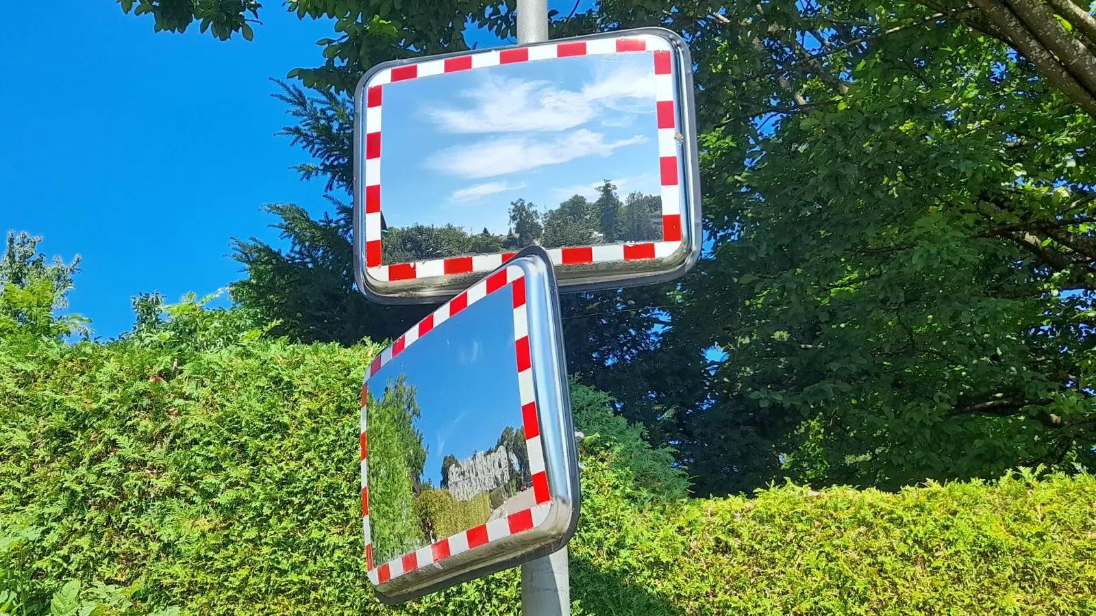Mit Verkehrsspiegeln könnten die Zufahrten aus den Wohnstraßen von und zur Willibaldstraße sicherer werden, so der Vorschlag eines Bürgers. (Foto: kö)