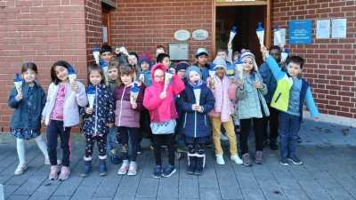 Endlich ein eigener Büchereiausweis! Die Kinder der ersten Klasse freuen sich, dass sie nun auf eigenen Namen Bücher ausleihen können. (Foto: Nora Schott)