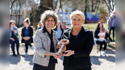 Pfarrerin Katja Deffner von der Heilandskirche übergab kürzlich die Leitung der Kita „Die Arche“ an die Diakonie München und Oberbayern in Vertretung durch Diakonin Margit te Brake (v.l.)  (Foto: Diakonie München/Matthias Balkto)