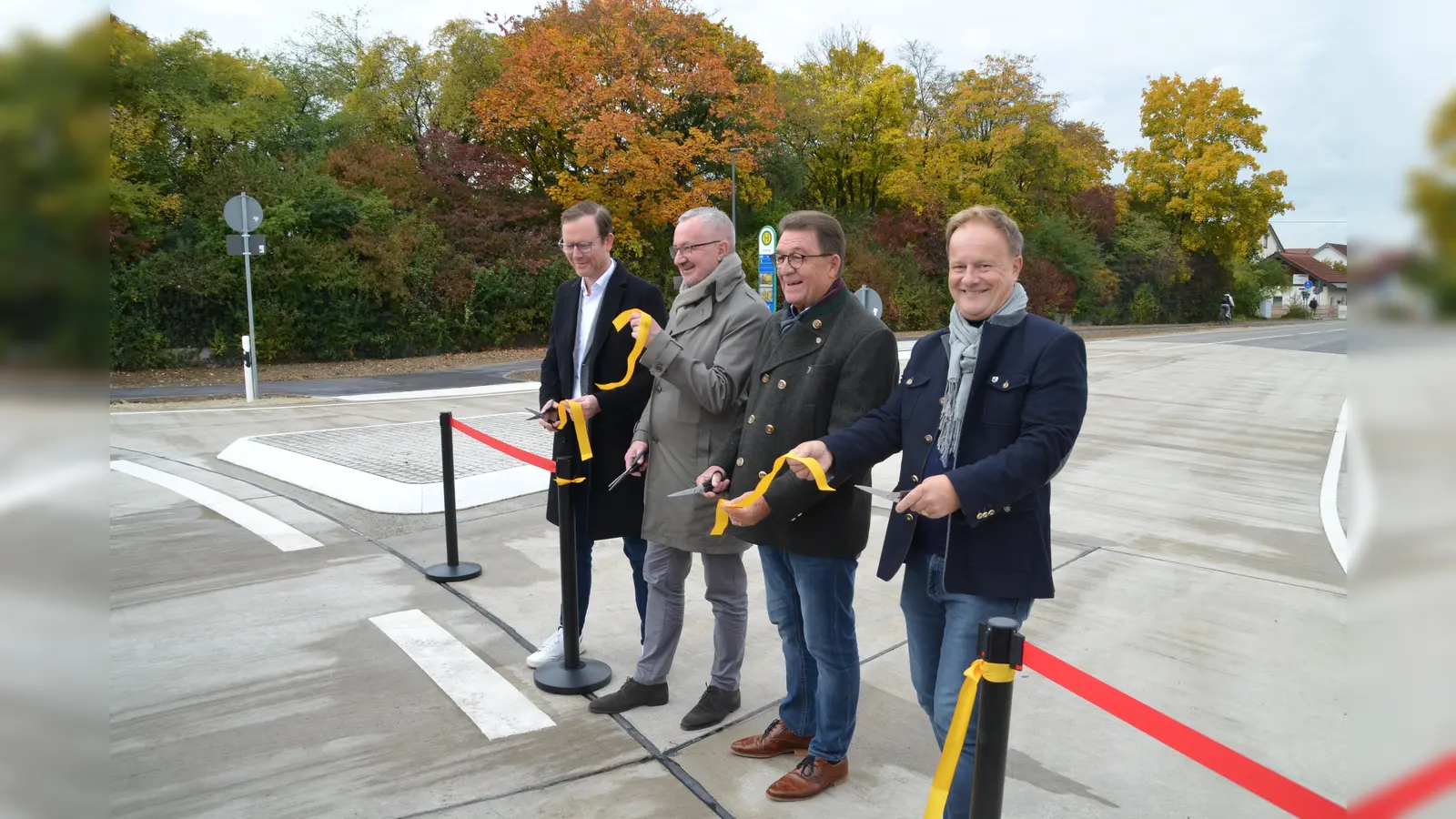 Freuen sich über das frühe Ende der Großbaustelle: Projektleiter Max Wegmann, Poings Bürgermeister Thomas Stark, Plienings Bürgermeister Roland Frick und Landrat Robert Niedergesäß. (Foto: Thomas Schächtel)