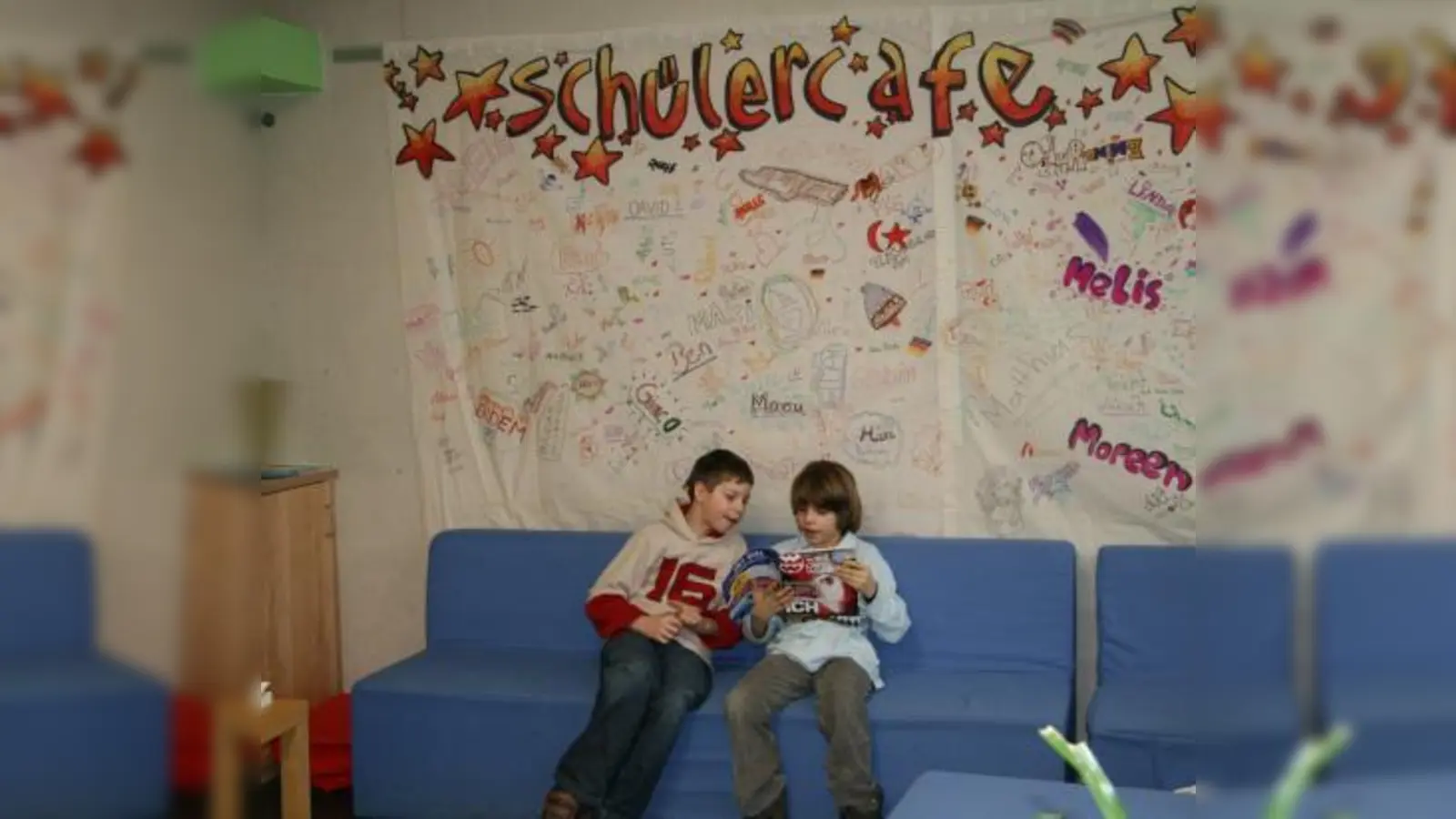 Schülercafe heißt in erster Linie Freunde treffen und entspannen. Manuel und Luca (v.l.) haben sich nach dem Unterricht zurückgezogen. (Foto: US)