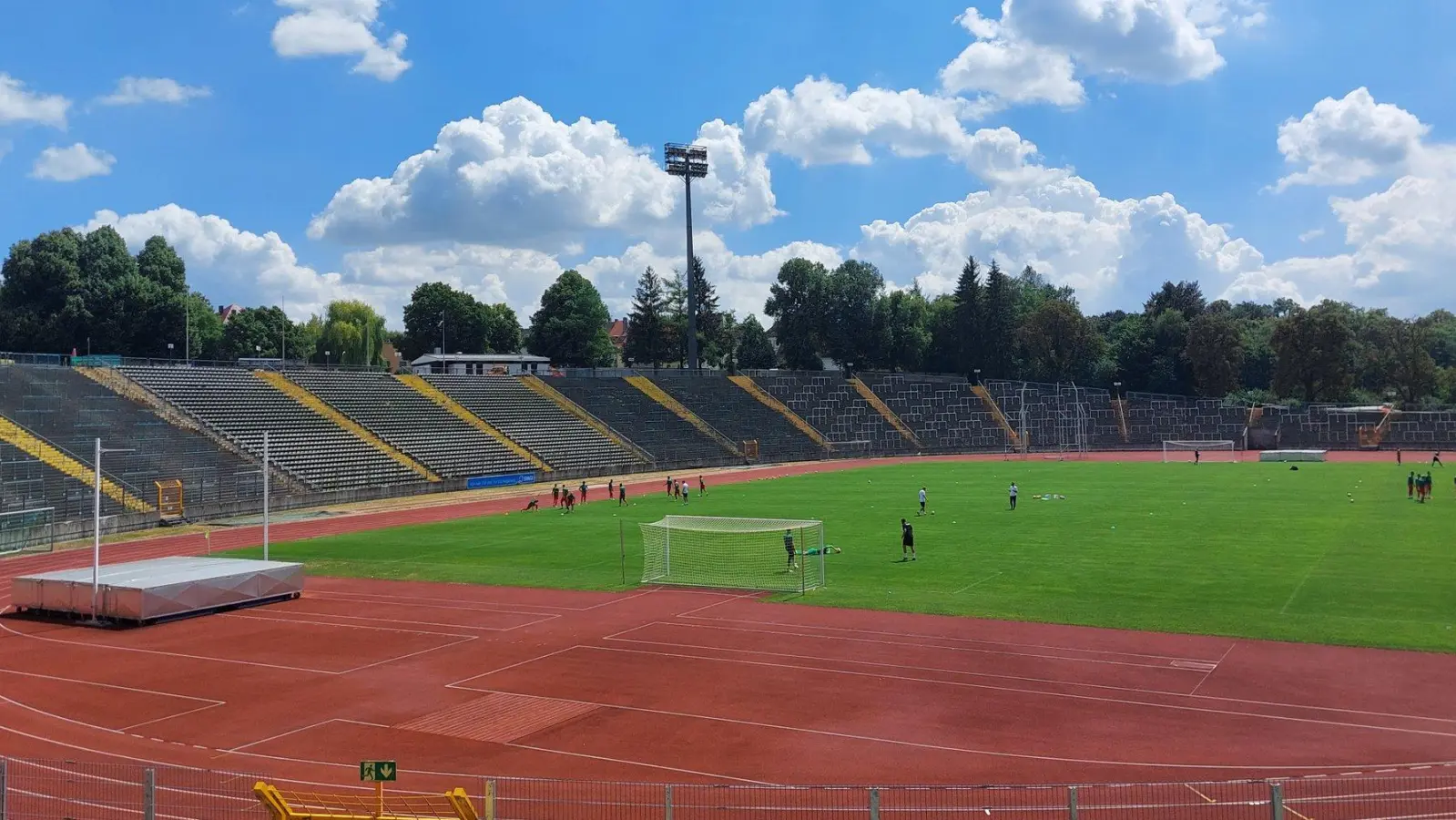 Im Rosenaustadion in Augsburg muss die SpVgg Unterhaching nun erst samstags ran. (Foto: bas)