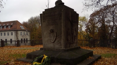 Inschrift und Symbolik des Giesinger Kriegerdenkmals von 1929 erscheinen nicht mehr zeitgemäß. Die Initiative Giesing Denk(t)mal fordert, das Denkmal umzugestalten. (Foto: bs)